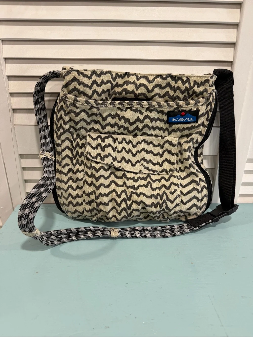 Kavu Cream and Black Wave-Pattern Crossbody Bag